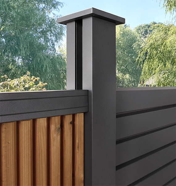 Close-up view of Osmo privacy screen Trio made of thermowood and dark grey aluminium